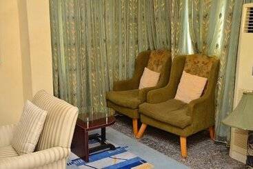 هتل Yanna Lodge