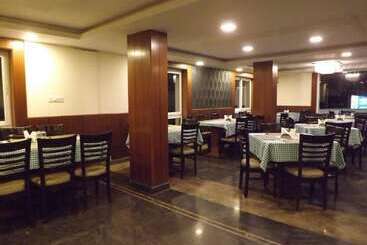 酒店 The Majestic Crown
