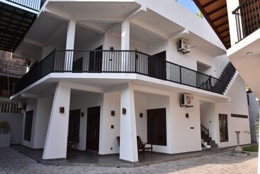 پانسیون Aurora Four Seasons Villa & Spa