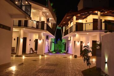 Pensió Aurora Four Seasons Villa & Spa