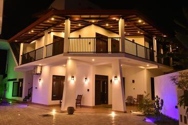 Pensió Aurora Four Seasons Villa & Spa