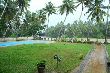 هتل Travancore Island Resort