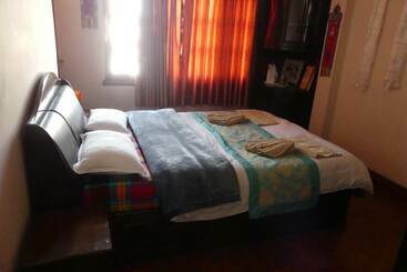 تختخواب و صبحانه Sherpa Home