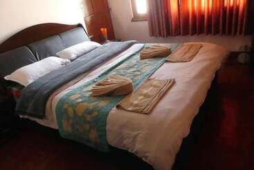 تختخواب و صبحانه Sherpa Home