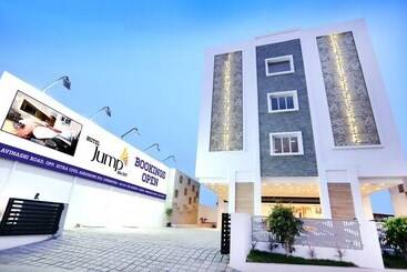 هتل Jump In & Out