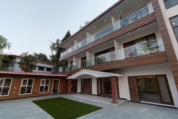هتل Seven Oaks