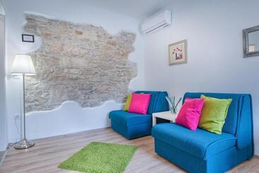 Top Center Rooms & Studio