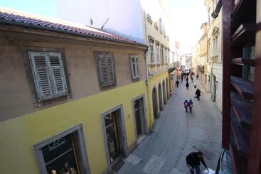 Top Center Rooms & Studio
