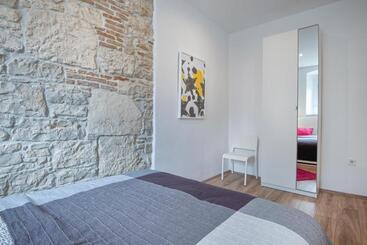 Top Center Rooms & Studio