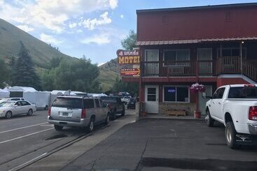 Four Winds Motel