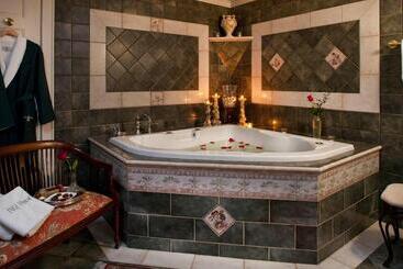 هتل 1802 House Bed And Breakfast