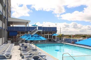 هتل Adventurer Oceanfront Inn