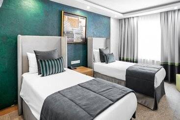 Carlton Hotel Old City