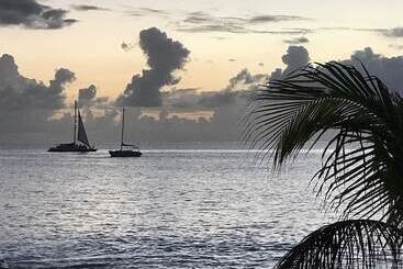 هتل Cottages By The Sea