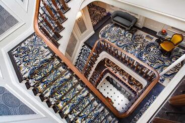 هتل The Adelphi