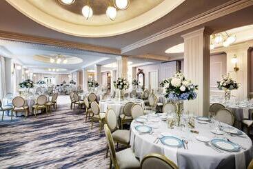 هتل The Adelphi