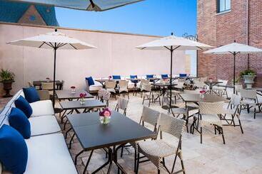 هتل The Adelphi