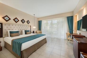 استراحتگاه Kamelya Aishen Club & Aqua Ultra All Inclusive Kids Concept