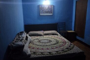 تختخواب و صبحانه The Nepali Hive