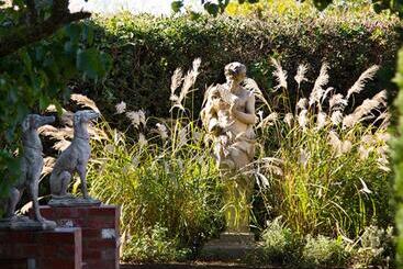 Montacute Pavilion And Gardens