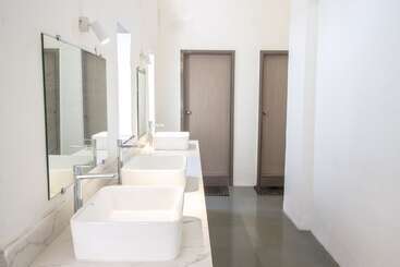 Empire Royale Hotel   Hostel