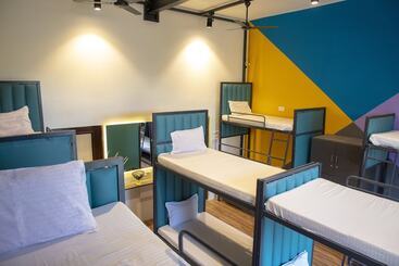 Empire Royale Hotel   Hostel