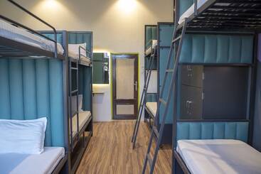 Empire Royale Hotel   Hostel
