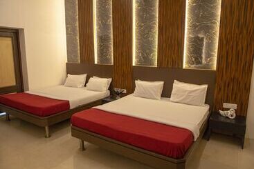 Empire Royale Hotel   Hostel