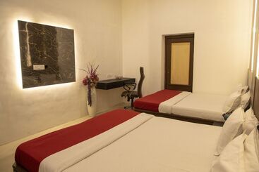 Empire Royale Hotel   Hostel