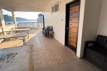هتل Seabreeze Beach Lodge