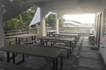 هتل Seabreeze Beach Lodge