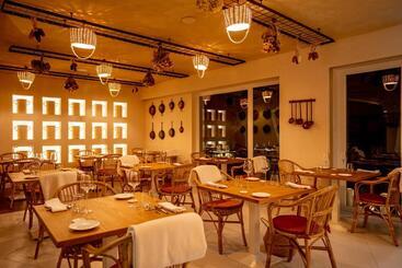 مسافرخانه Domo 20 Hotel & Rooftop