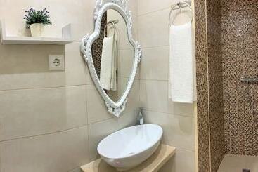 تختخواب و صبحانه Suites Inn Lagos