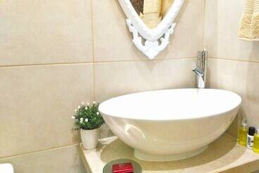 تختخواب و صبحانه Suites Inn Lagos