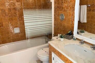 تختخواب و صبحانه Suites Inn Lagos