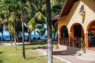 پانسیون Anse Kerlan Beach Chalets