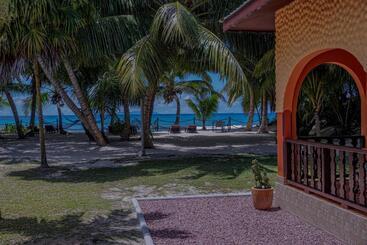 پانسیون Anse Kerlan Beach Chalets