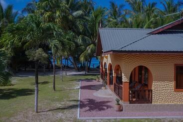پانسیون Anse Kerlan Beach Chalets