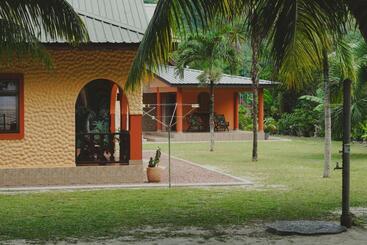 پانسیون Anse Kerlan Beach Chalets