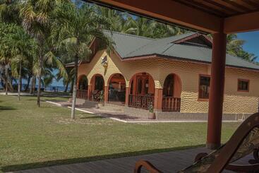 پانسیون Anse Kerlan Beach Chalets