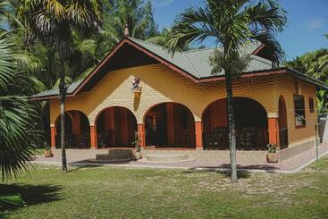 پانسیون Anse Kerlan Beach Chalets
