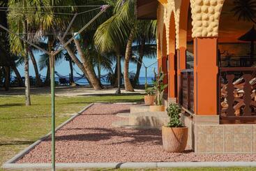 پانسیون Anse Kerlan Beach Chalets