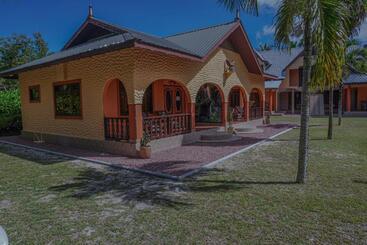 پانسیون Anse Kerlan Beach Chalets