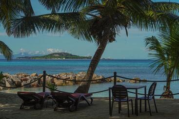 پانسیون Anse Kerlan Beach Chalets