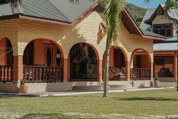 پانسیون Anse Kerlan Beach Chalets