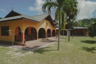پانسیون Anse Kerlan Beach Chalets
