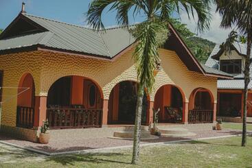 پانسیون Anse Kerlan Beach Chalets