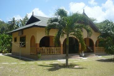 پانسیون Anse Kerlan Beach Chalets