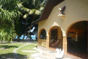 پانسیون Anse Kerlan Beach Chalets