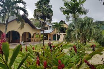 پانسیون Anse Kerlan Beach Chalets